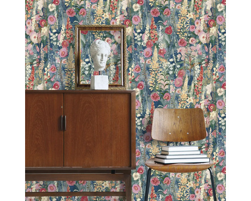 Interior decorativ cu tapet floral, dulap din lemn, bust și scaun cu cărți