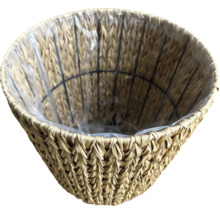 Coș de plante din material împletit cu inserție din plastic