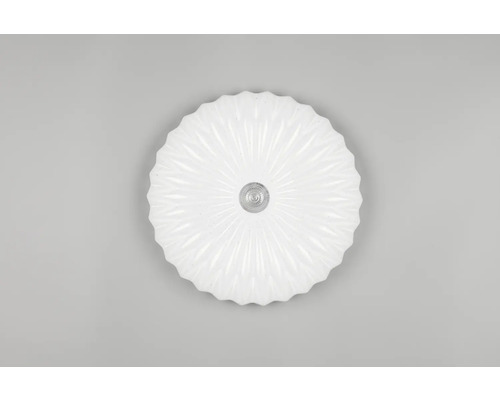 Lumină de plafon albă cu abajur rotund și detaliu argintiu în centru.