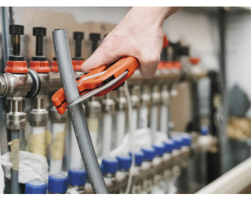 Tăietor de țevi taie țeavă în fața sistemului de încălzire