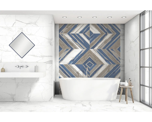 Baie cu cadă freestanding, lavoar și oglindă într-un design modern.