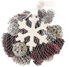 Amestec decorativ de conuri de pin cu fulgi de zăpadă într-o plasă