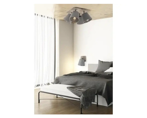 Dormitor cu plafonieră și pat