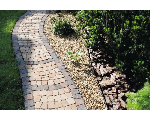 Alee de grădină din pavaj cu pietriș și plante