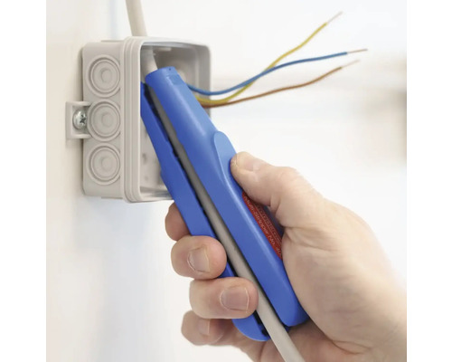 O mână folosește un clește de dezizolat pe un cablu electric într-o cutie de joncțiune