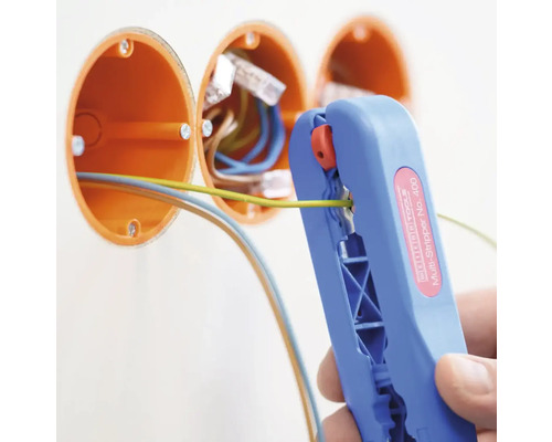 Clește de dezizolat utilizat pe cabluri electrice în cutii de joncțiune