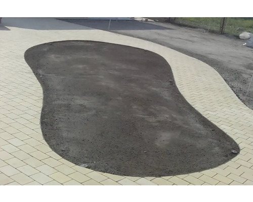 Aleee de grădină cu pavaj și zonă de plantare