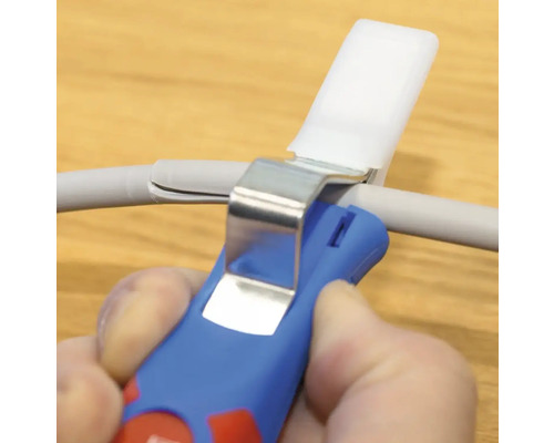 Unealtă de dezizolat care taie cablul