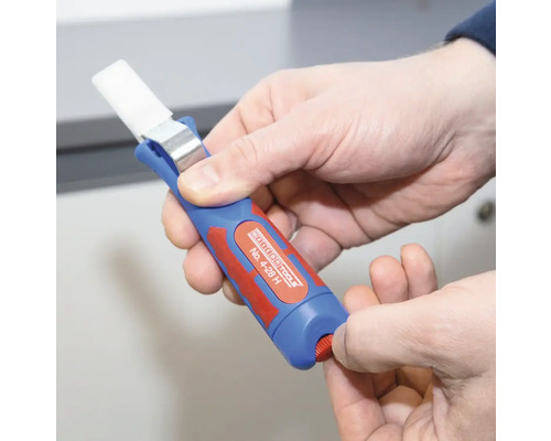 Curățător de rosturi cu lamă interschimbabilă, manevrat manual.