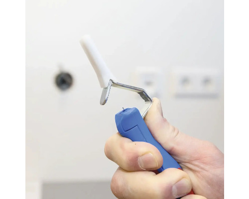 Rola de vopsea pentru colțuri și margini în mână