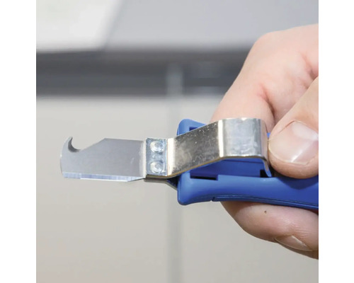 Mână care ține un cuțit albastru pentru dezizolat cabluri