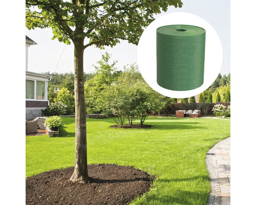 Copac cu margine de gazon și rolă de margine de gazon în fundal