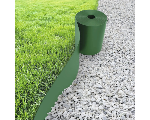 Grădină cu gazon, alee de pietriș și bordură de gazon