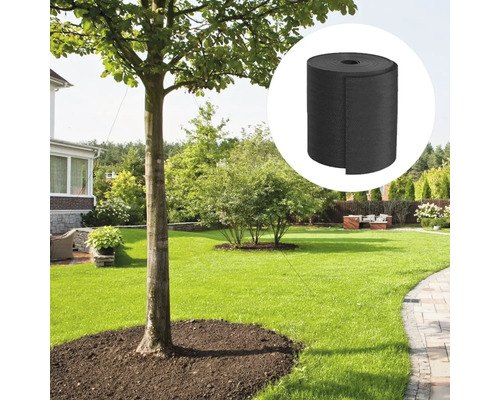 Scenă de grădină cu copac înconjurat de mulci și o rolă de material geotextil anti-buruieni