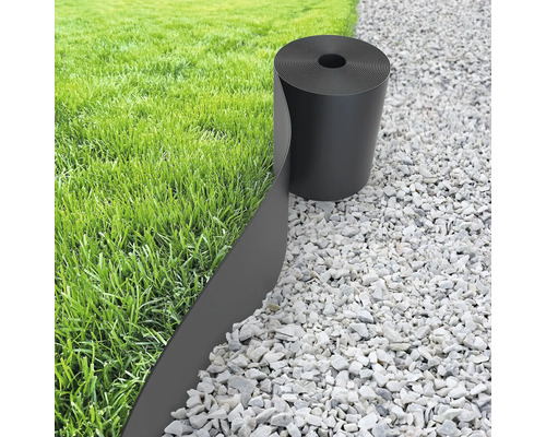 Peisaj de grădină cu gazon, alee de pietriș și margine de gazon pe rolă