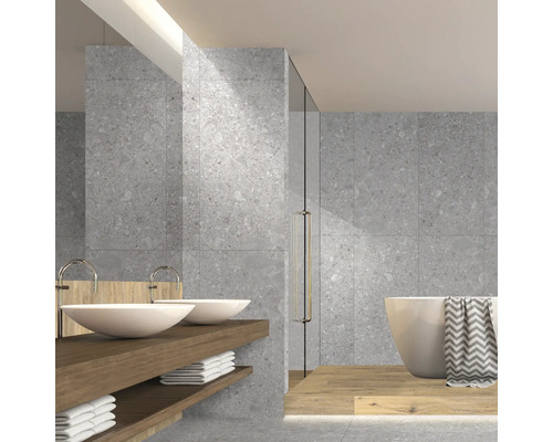 Baie cu gresie gri, două chiuvete, cadă și podea din lemn