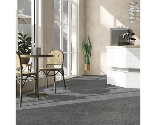 Interior cu pardoseală gri, masă și scaune