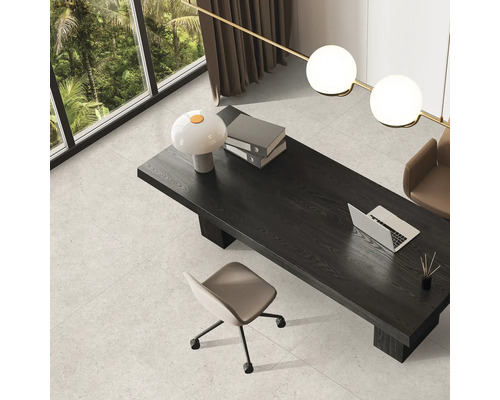 Un spațiu de lucru luminos și modern, cu o fereastră mare, o masă din lemn negru, două scaune de birou și accesorii asortate.