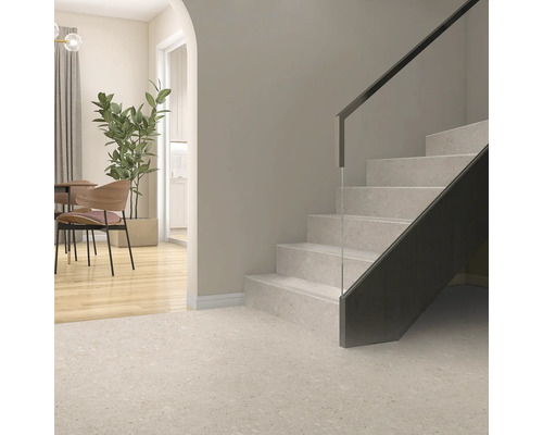 Interior cu scară, zonă de relaxare și plantă de interior