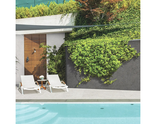 Terasa cu două șezlonguri și piscină în grădină