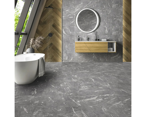 Baie modernă cu gresie de marmură gri, cadă de baie independentă și chiuvetă din lemn