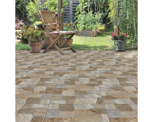 Montarea plăcilor de pardoseală în exterior cu mobilier de grădină și plante în fundal