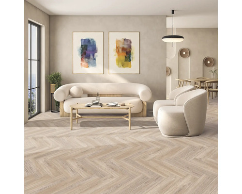 Gresie exterior / interior porțelanată rectificată Legno Miele bej 15x60 cm Living cu canapea, fotoliu, măsuță de cafea, tablouri și parchet herringbone
