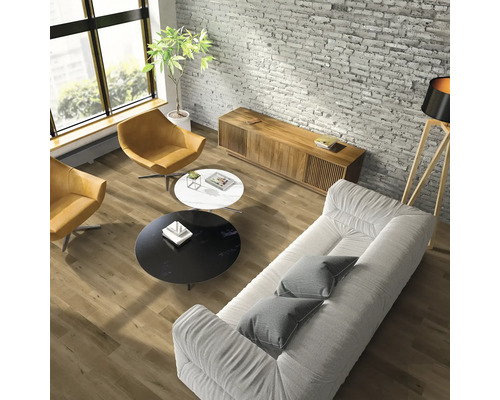 Living cu canapea, fotoliu, masă și podea din lemn