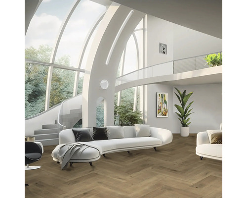 Living luminos cu parchet, canapea și scară