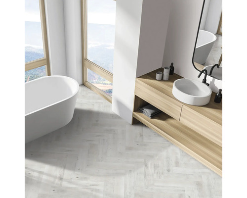 Baie luminoasă cu cadă, chiuvetă și dulap de bază din lemn