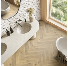 Baie luminoasă cu lavoar dublu, cadă și parchet în model herringbone