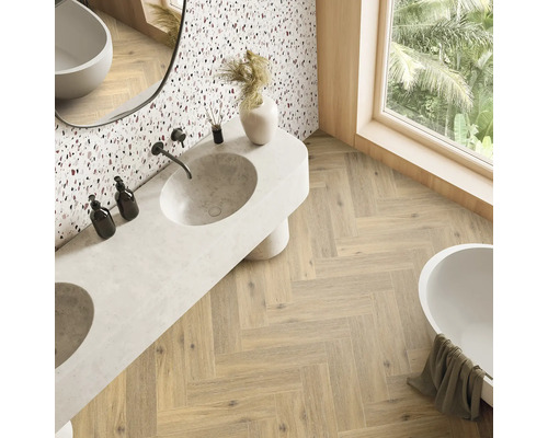 Baie luminoasă cu lavoar dublu, cadă și parchet în model herringbone