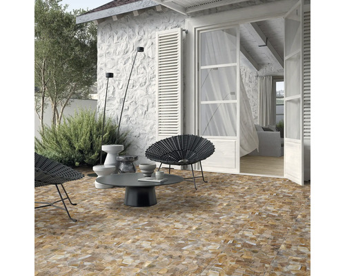 Terasa cu gresie cu aspect de piatră, mobilier de grădină și iluminat