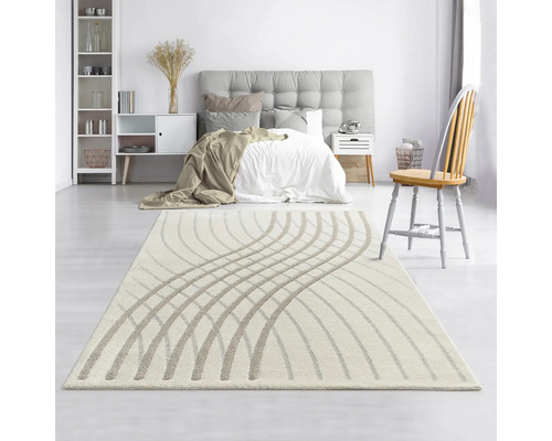 Dormitor cu covor cu model ondulat, pat, scaun și raft