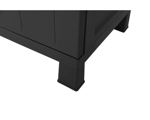 Prim-plan cu o cutie de depozitare neagră cu picioare