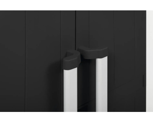 Prim-plan cu dulap de scule cu mânere