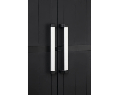 Prim-plan cu dulap negru pentru scule cu mânere