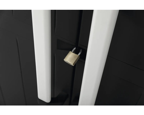 Dulap negru cu mânere albe și lacăt auriu.