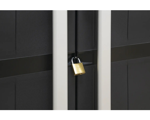 Prim-plan cu dulap de scule încuiat