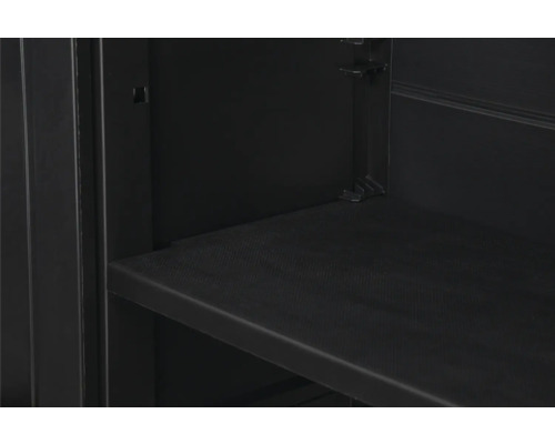 Vedere interioară a unui dulap cu raft cu un raft