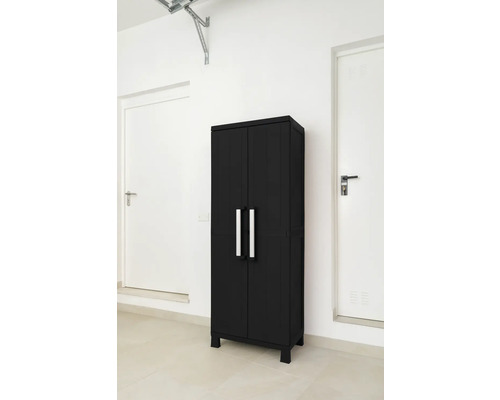 Dulap înalt negru din plastic cu două uși în fața ușilor albe