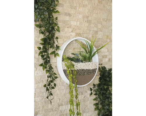 Decor decorativ de perete cu un ghiveci rotund umplut cu pietre și plante artificiale.
