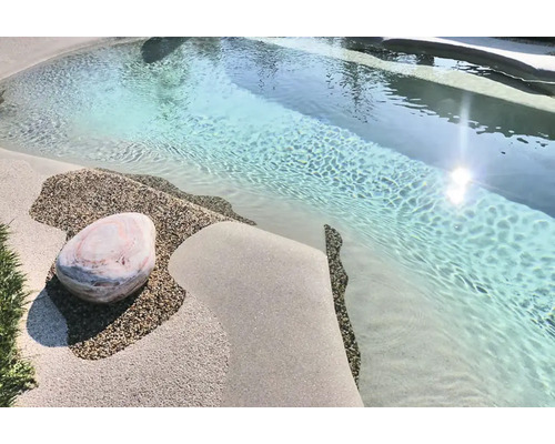 Apă limpede de piscină cu pietre decorative pe margine