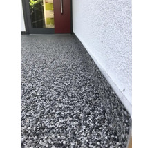 Spațiu exterior cu acoperire de pietriș în fața unei clădiri