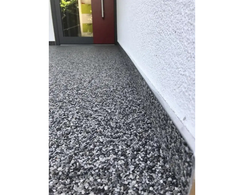 Spațiu exterior cu acoperire de pietriș în fața unei clădiri