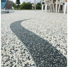 Covor decorativ de piatră cu design de potecă în spațiul exterior