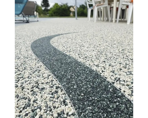 Covor decorativ de piatră cu design de potecă în spațiul exterior