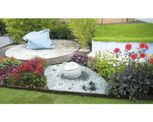 Zonă de grădină amenajată cu zonă de relaxare, element de apă și plante