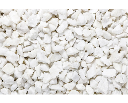 Prim-plan cu pietriș decorativ alb