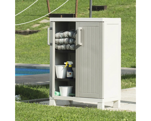 Dulap de grădină cu ușa deschisă, umplut cu perne și ustensile de curățare